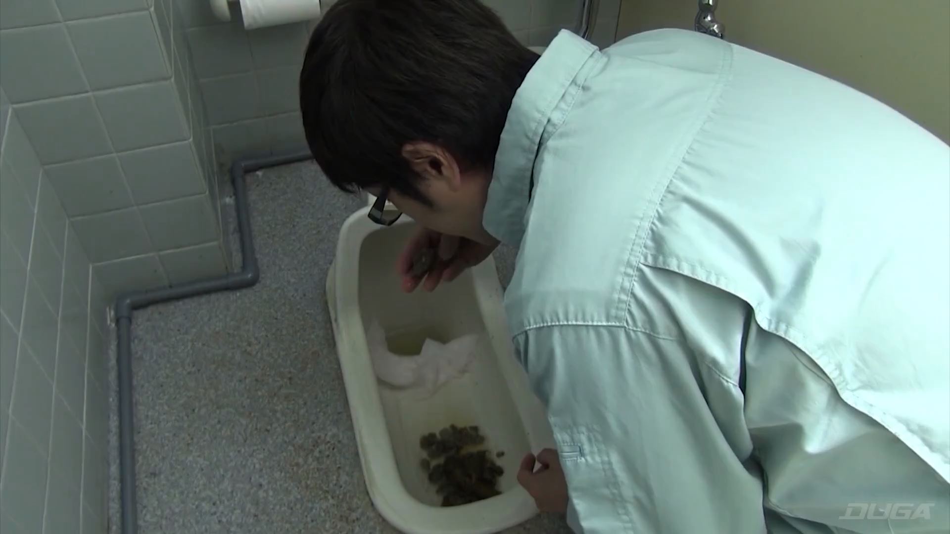 [SCAT FEMDOM MEDLEY] The Japanese girl pooping in the toilet, and the man tries the taste of her poop [FULL HD][1080p][MP4]